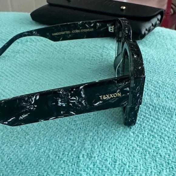 TAXXON Black Sunglasses with Case display picture 3